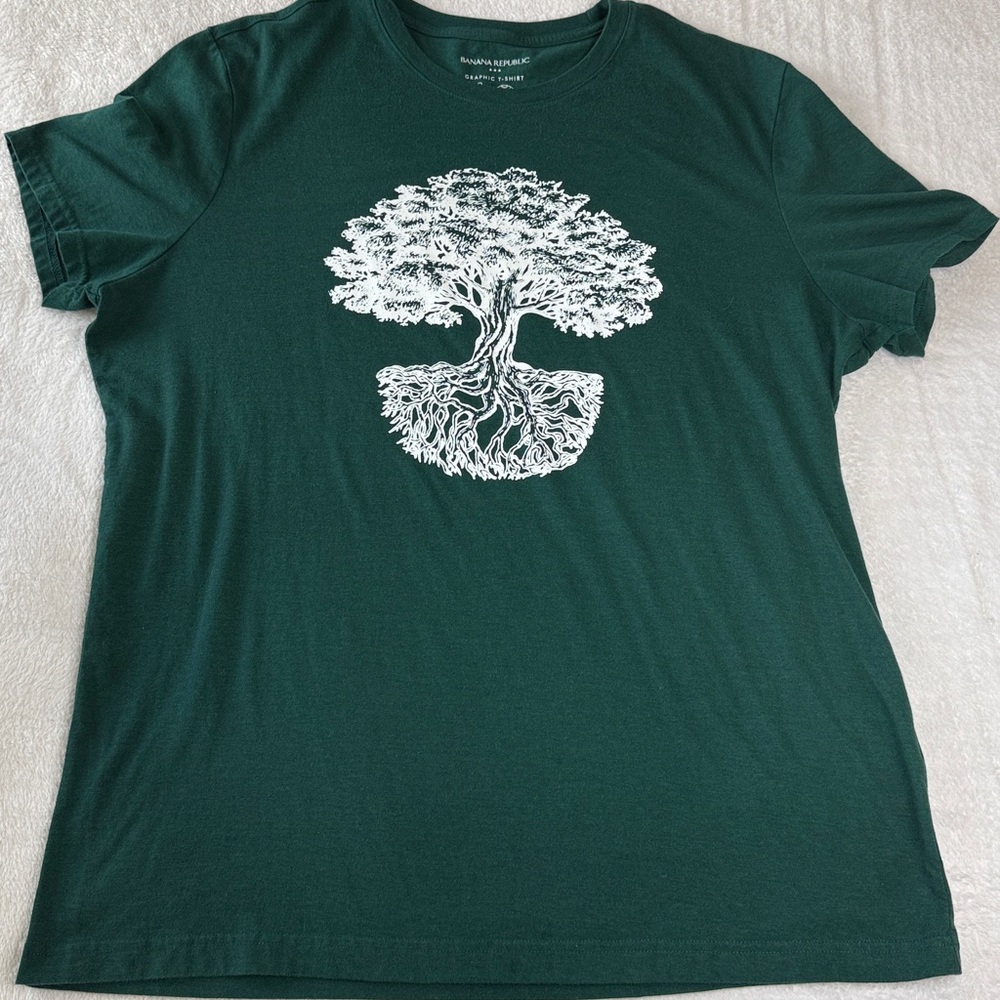 🌳Banana Republic Forest Green Graphic Tee